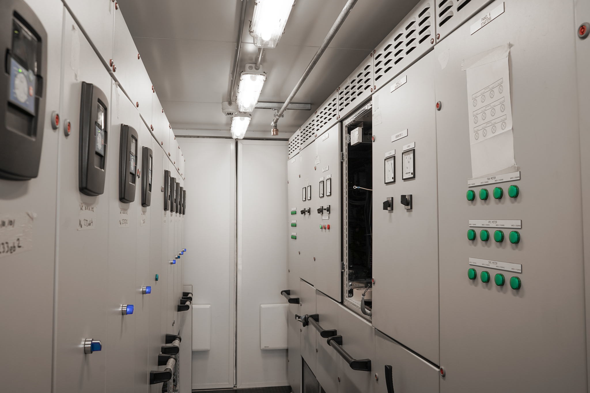 royal-van-der-leun-boskalis-electrical-marine-system-system-integrator-schakelkasten-aan-boord-installateur-sliedrecht